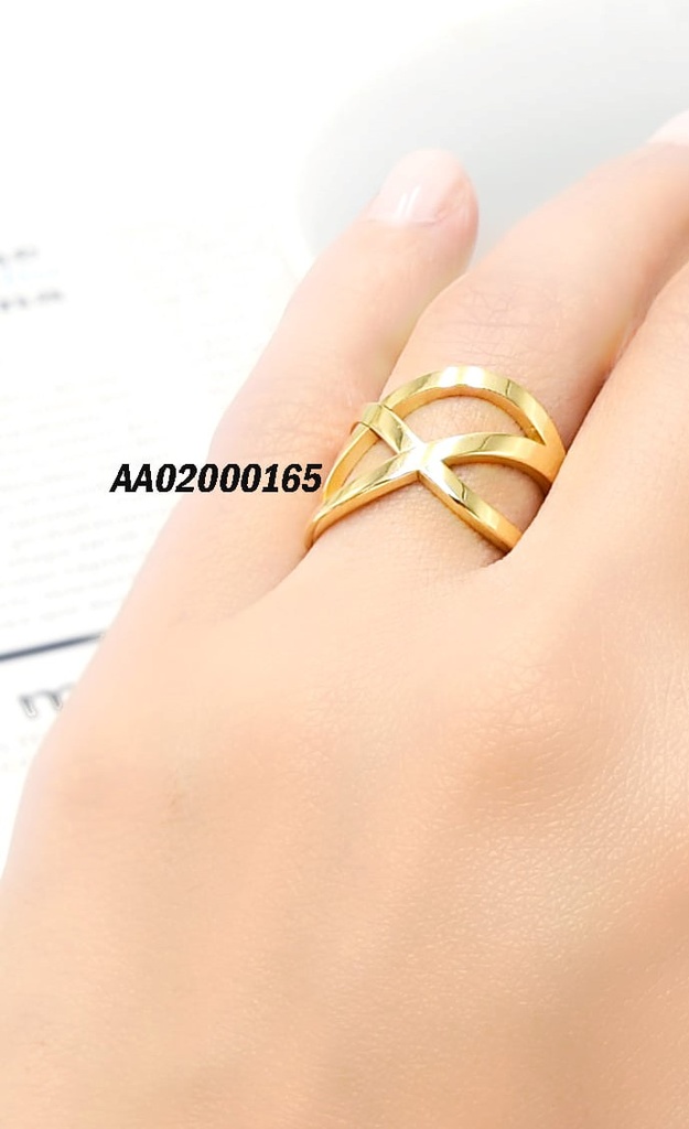 ANILLO DORADO CON LINEAS CURVAS ENTRECRUZADAS
