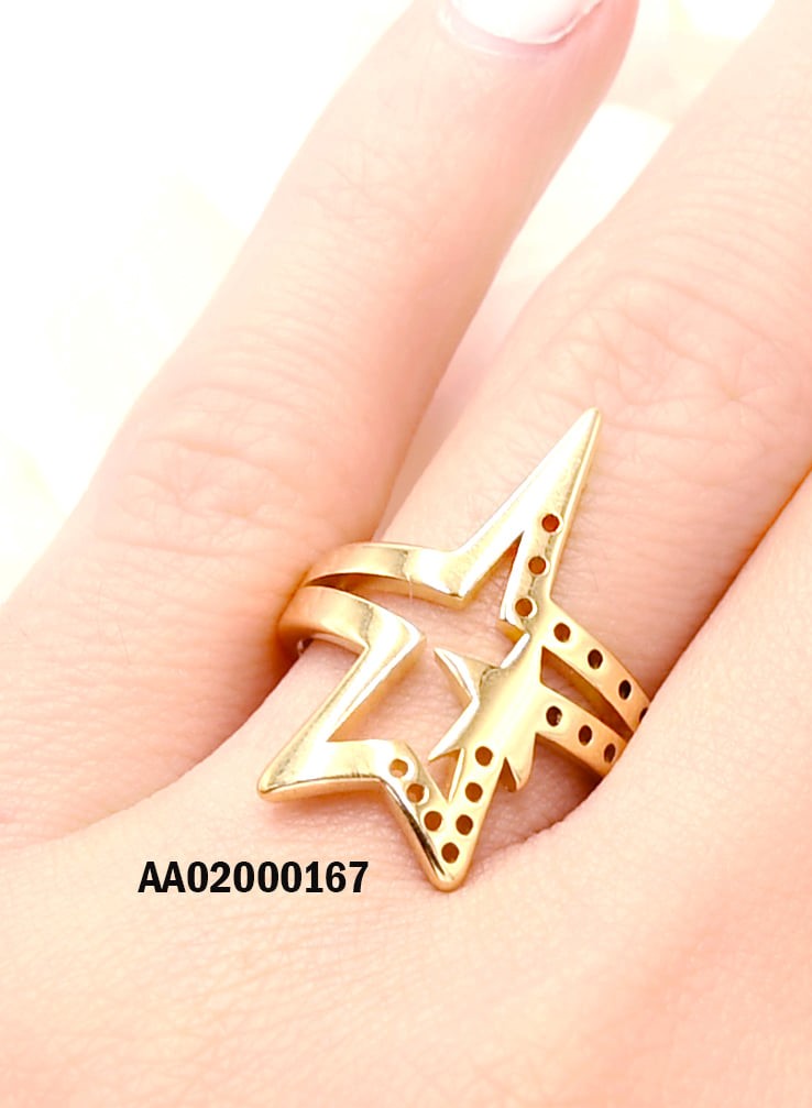 ANILLO DORADO EN FORMA DE ESTRELLA CON ESTRELLA PEQUEÑA ADENTRO