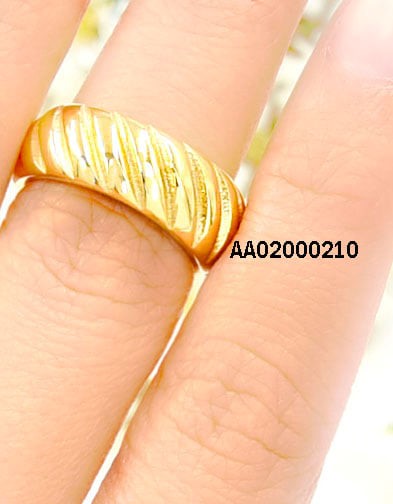 ANILLO DORADO GRABADO DE RAYAS
