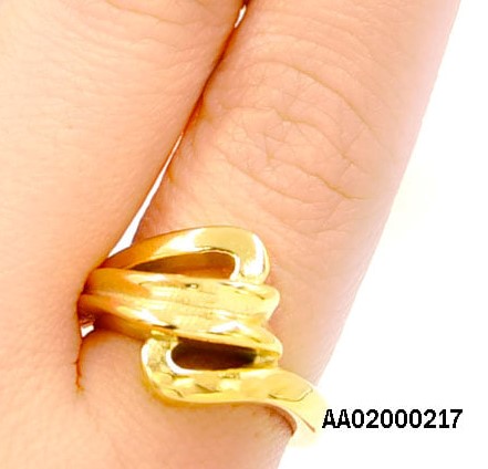 ANILLO DORADO ONDAS ENTRELAZADAS EN RELIEVE