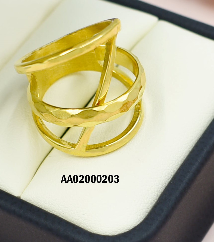 ANILLO DORADO TRES LINEAS HORIZONTALES Y UNA LINEA DIAGONAL