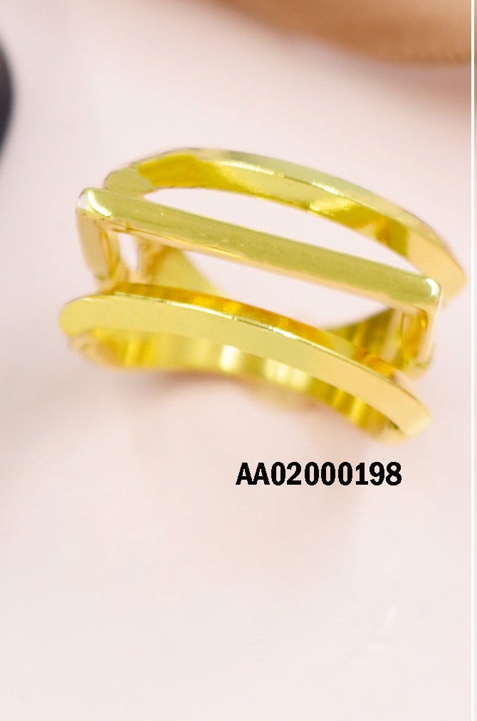 ANILLO DORADO UNA LINEA CUADRADA ENTRE DOS LINEAS CURVAS