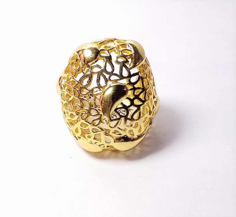 ANILLO ENCHAPADO DORADO CALADO CON GOTAS