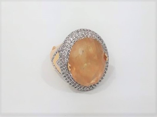 ANILLO ENCHAPADO DORADO DE PIEDRA ANARANJADA CON CIRCONIA PLATEADA ALREDEDOR