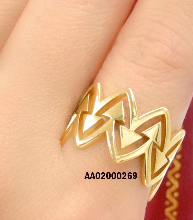 ANILLO TRIÁNGULOS EN FORMA DE CORONA