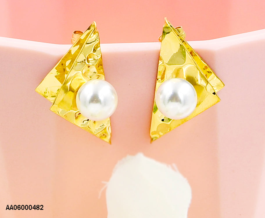 ARETE DORADO DOBLE PLACA DE TRIANGULO ABIERTA CON PERLA ARRIBA