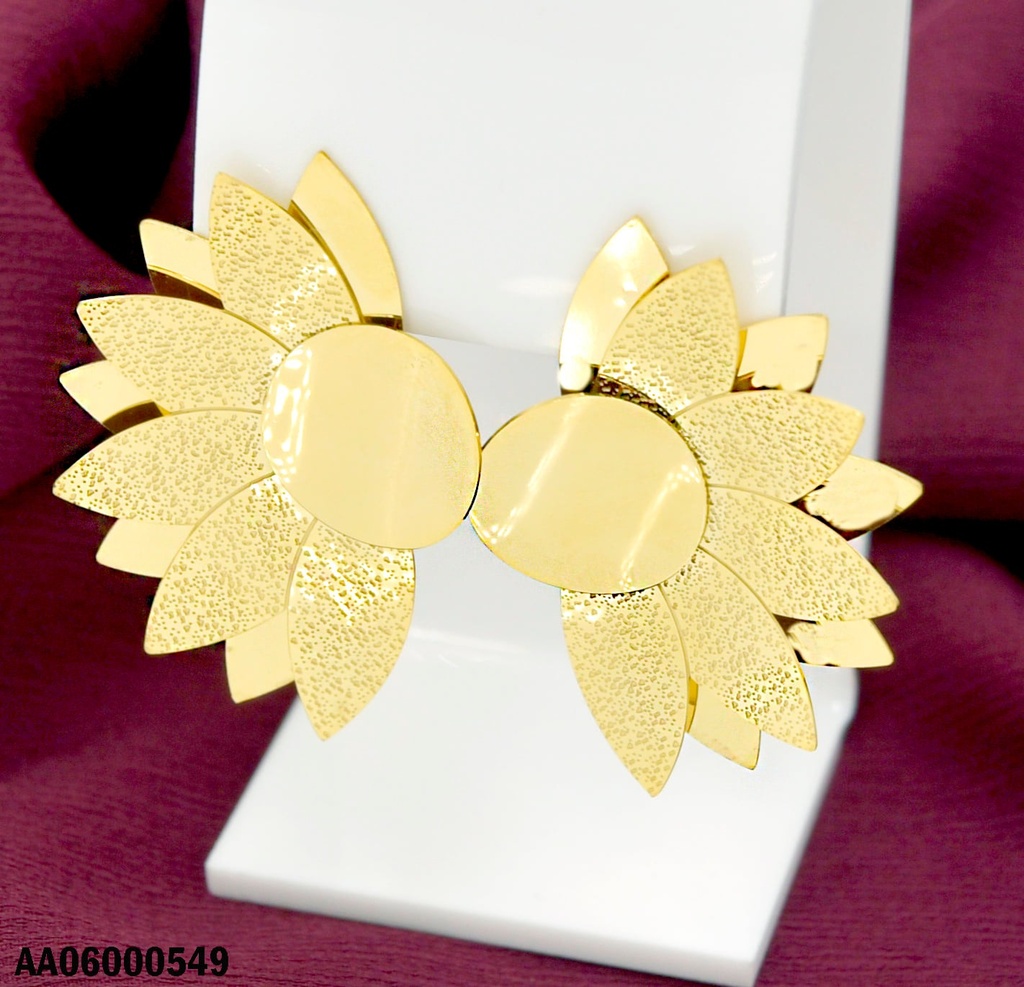 ARETE DORADO FLOR PÉTÁLOS A LA MITAD