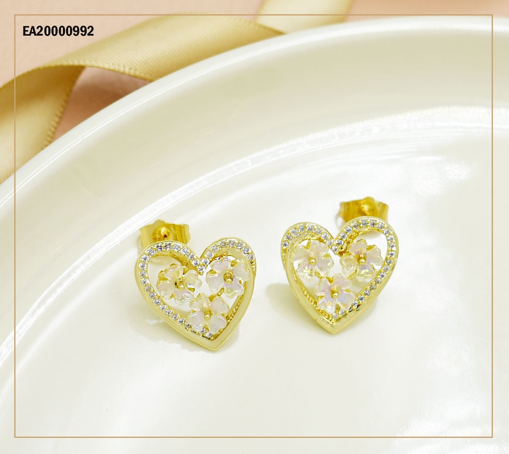 ARETES CORAZÓN CON 3 FLORES ADENTRO