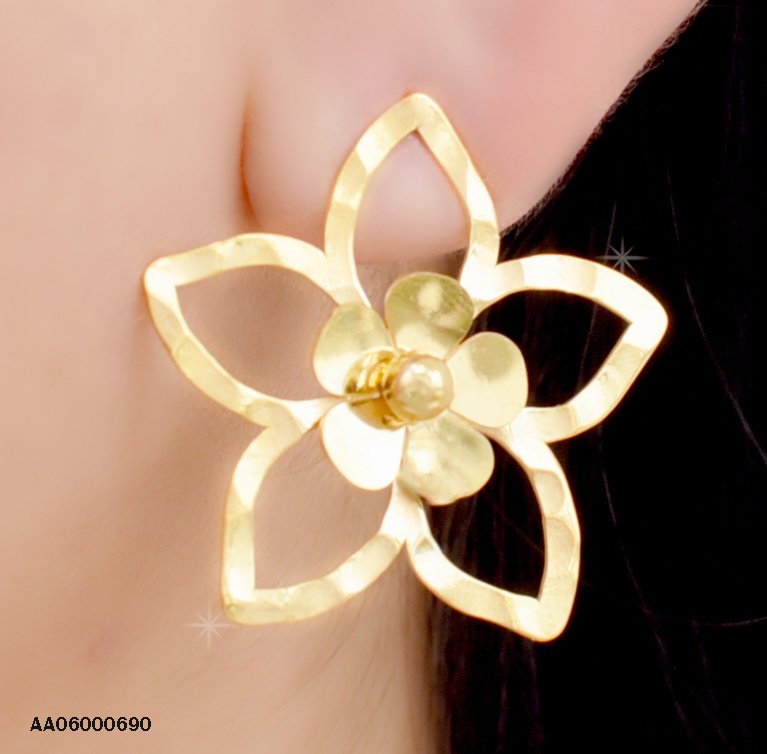ARETES CROQUI FLOR DORADA CON FLOR PEQUEÑA AL CENTRO