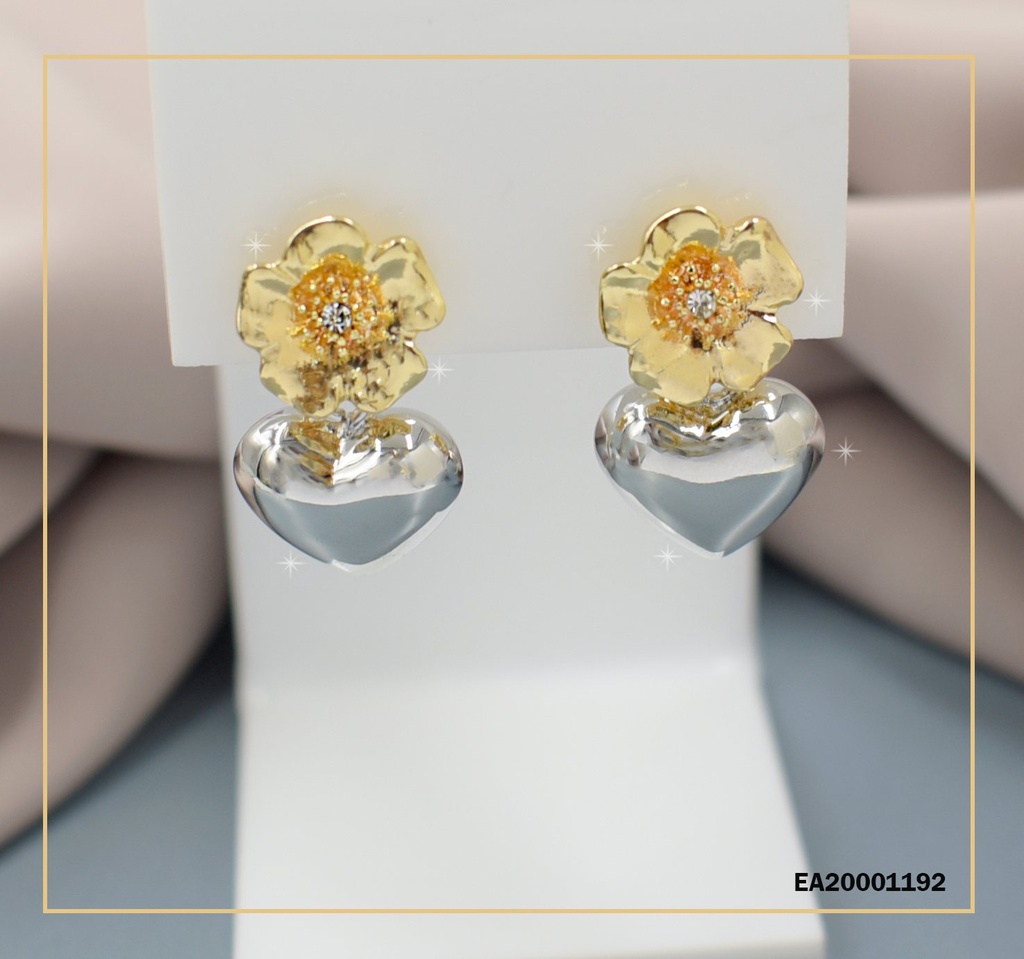 ARETES DE COLGAR FLOR DORADA C/CORAZÓN INFLADO PLATEADO
