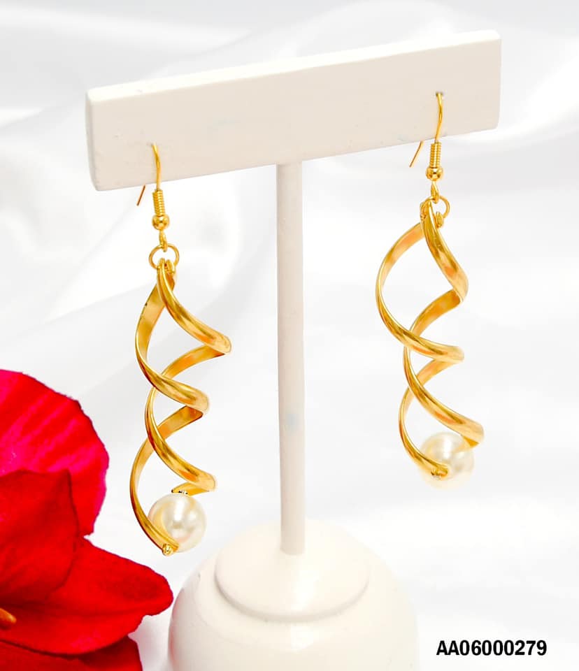 ARETES DE COLGAR RESORTE DORADO CON PERLA