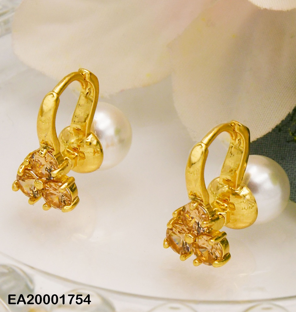 ARETES FLOR 3 PETÁLOS BEIGE REDONDEADAS C/PERLA P4218