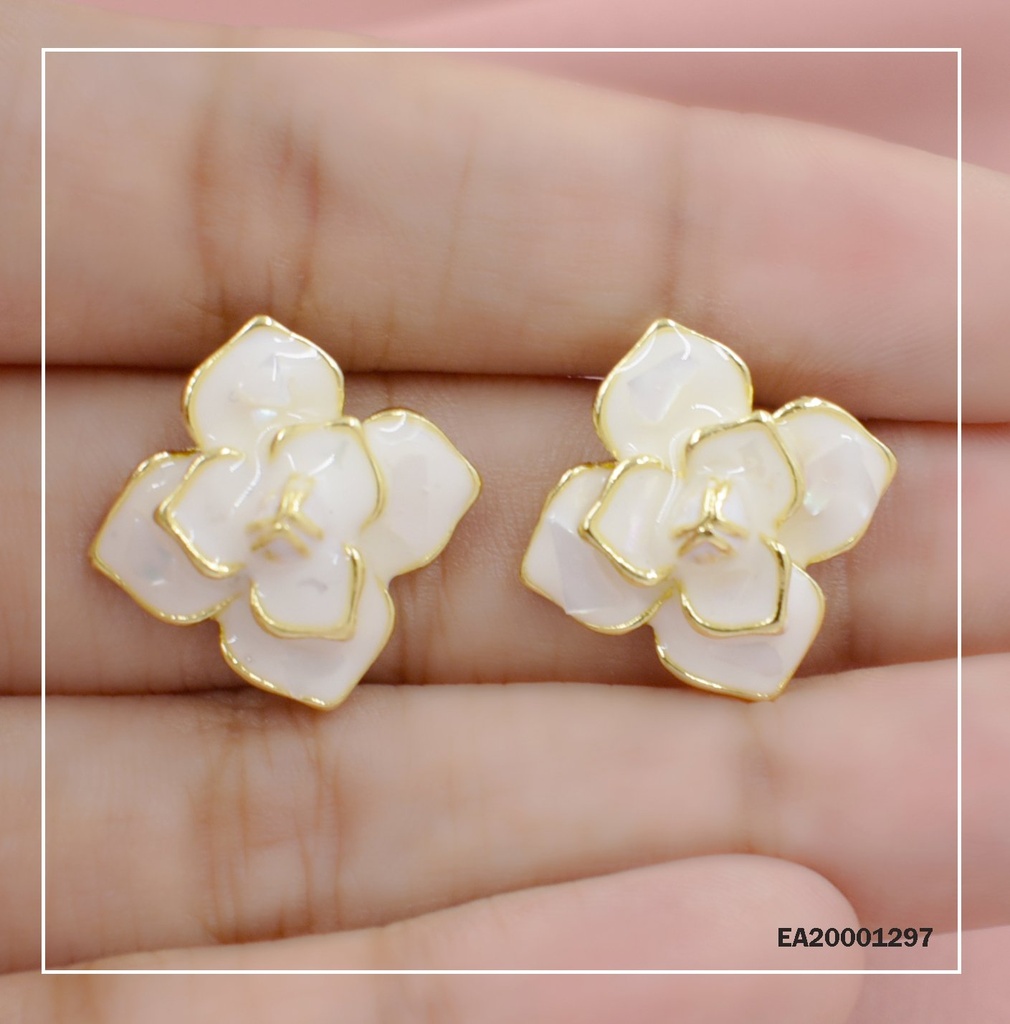 ARETES FLOR BLANCA CON BORDE DORADOS
