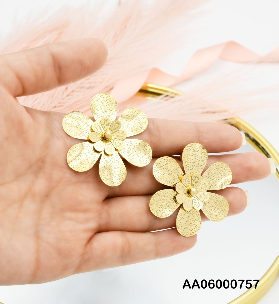 ARETES FLOR DOBLE CON PELOTITA DORADA AL CENTRO