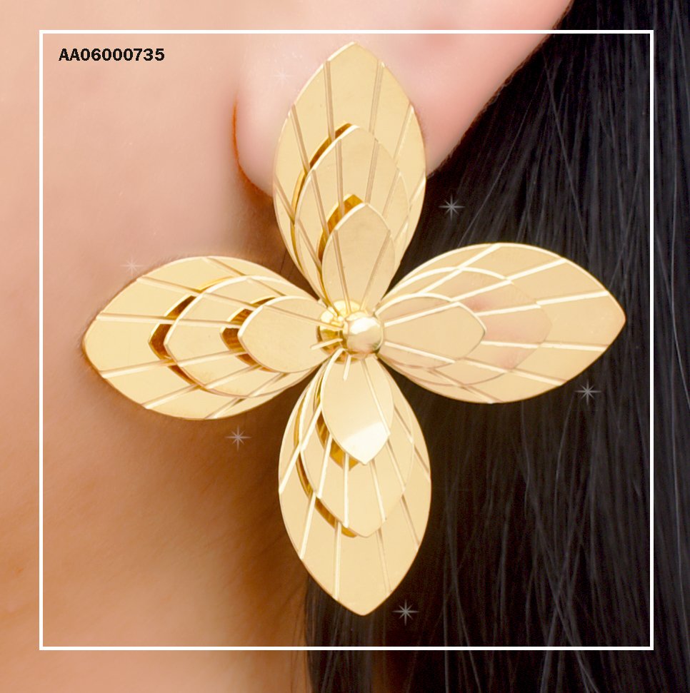 ARETES FLOR DORADA 4 PETÁLOS DE 3 CAPAS
