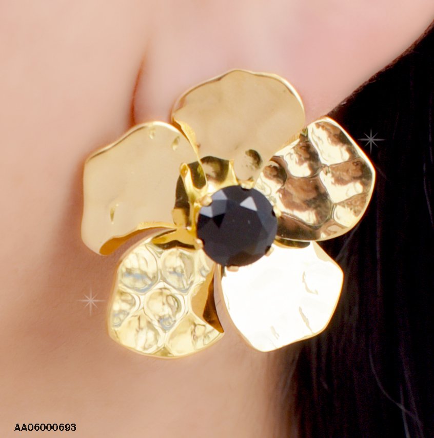 ARETES FLOR DORADA PETÁLOS GRABADOS CENTRO NEGRO