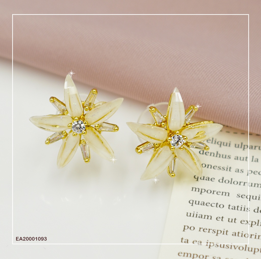 ARETES FLOR PETÁLOS ALARGADOS BLANCOS