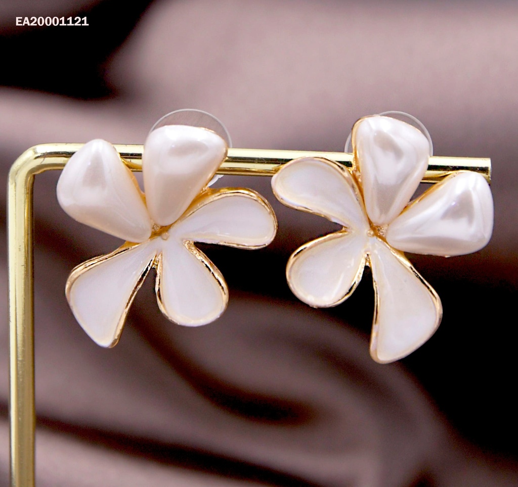 ARETES FLOR PETÁLOS BLANCOS EXTENDIDOS