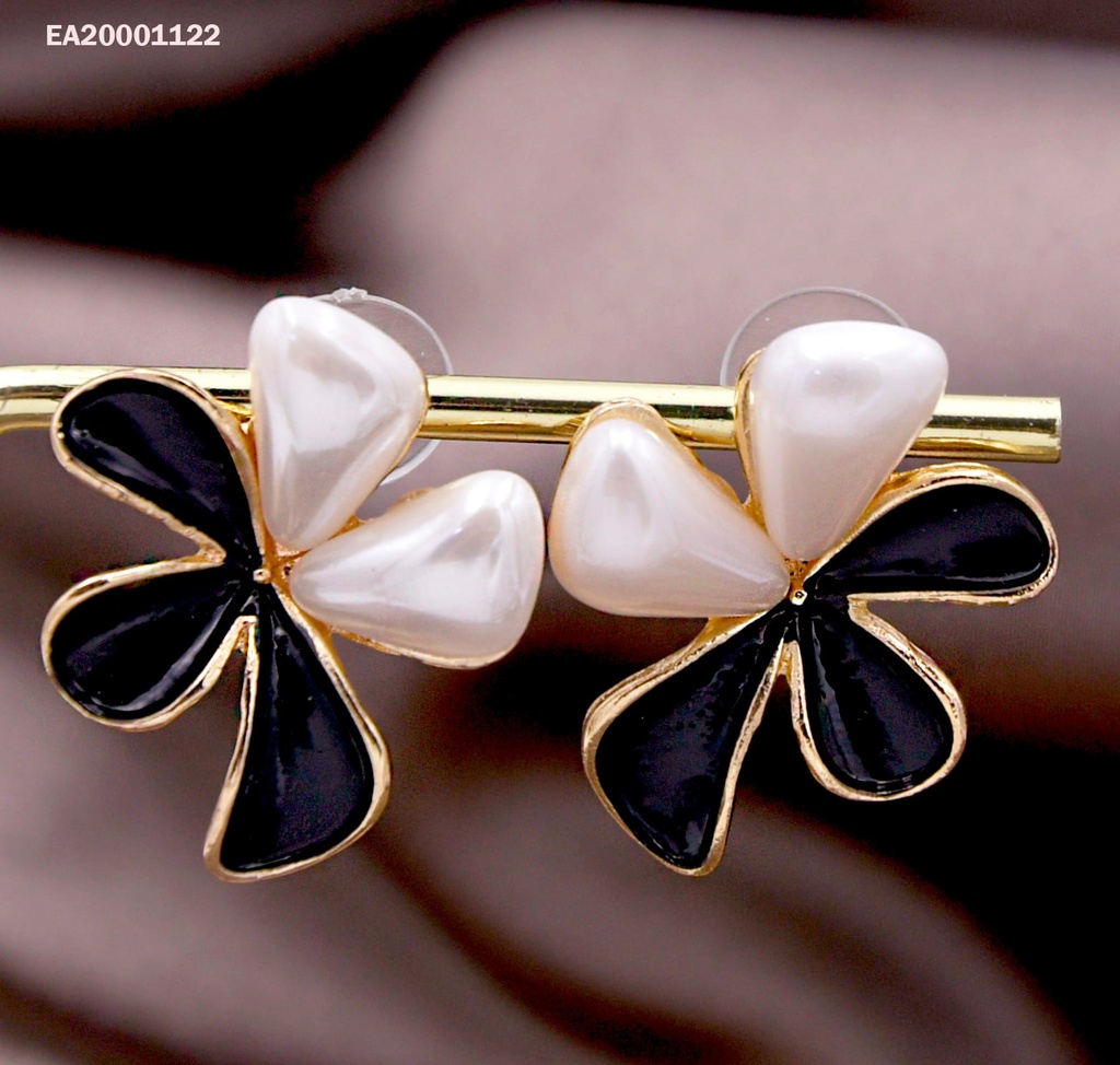 ARETES FLOR PETÁLOS BLANCOS/NEGROS EXTENDIDOS