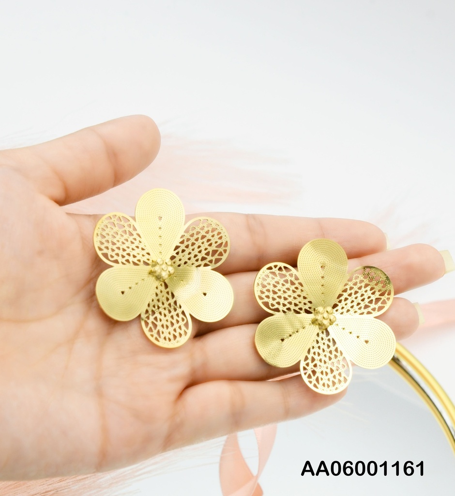 ARETES FLOR PETÁLOS REDONDEADOS CALADOS/PUNTEADOS