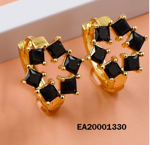 ARETES HUGGIES FLOR CUADROS NEGROS