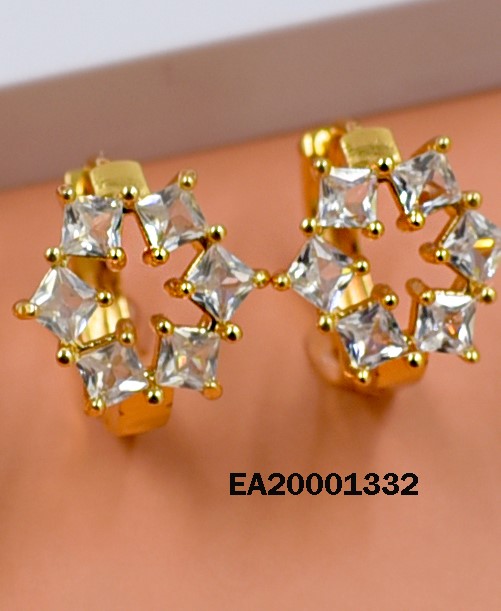 ARETES HUGGIES FLOR DE CUADROS ZIRCONIAS