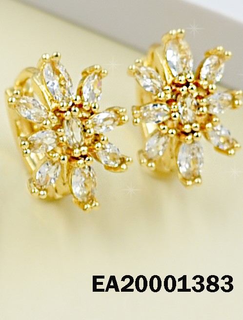 ARETES HUGGIES FLOR PETÁLOS ABIERTOS ZIRCONIAS
