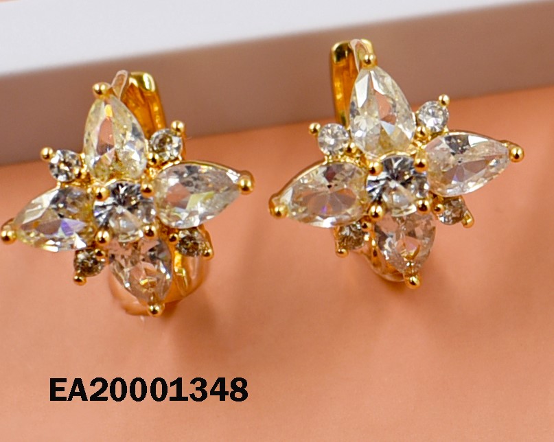 ARETES HUGGIES FLOR PETÁLOS ZIRC.PUNTIAGUDAS
