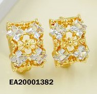 ARETES HUGGIES RECTÁNGULO DORADO 4 ZIRCONIAS