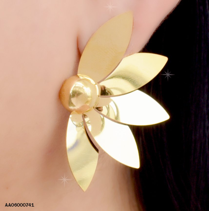 ARETES MEDIA FLOR 4 PETÁLOS PELOTITA DOR AL LADO
