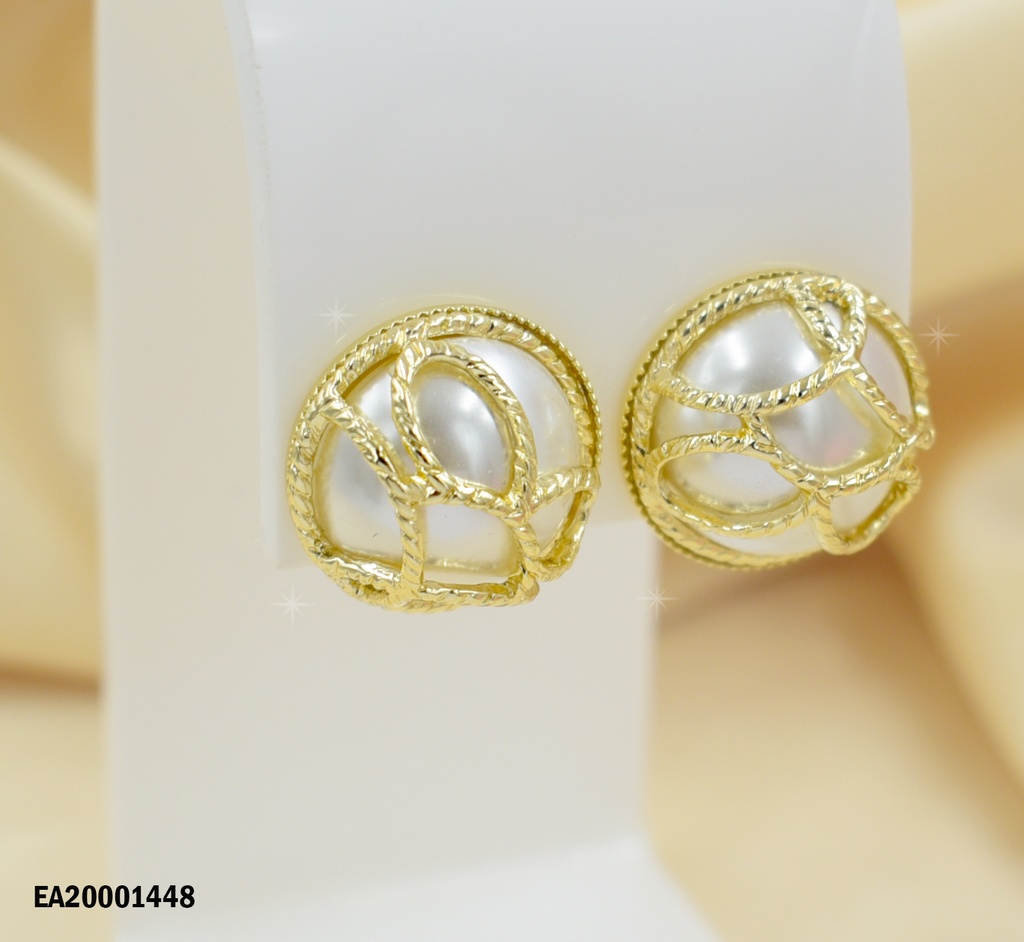 ARETES MEDIA PERLA C/ENREJADO DORADO