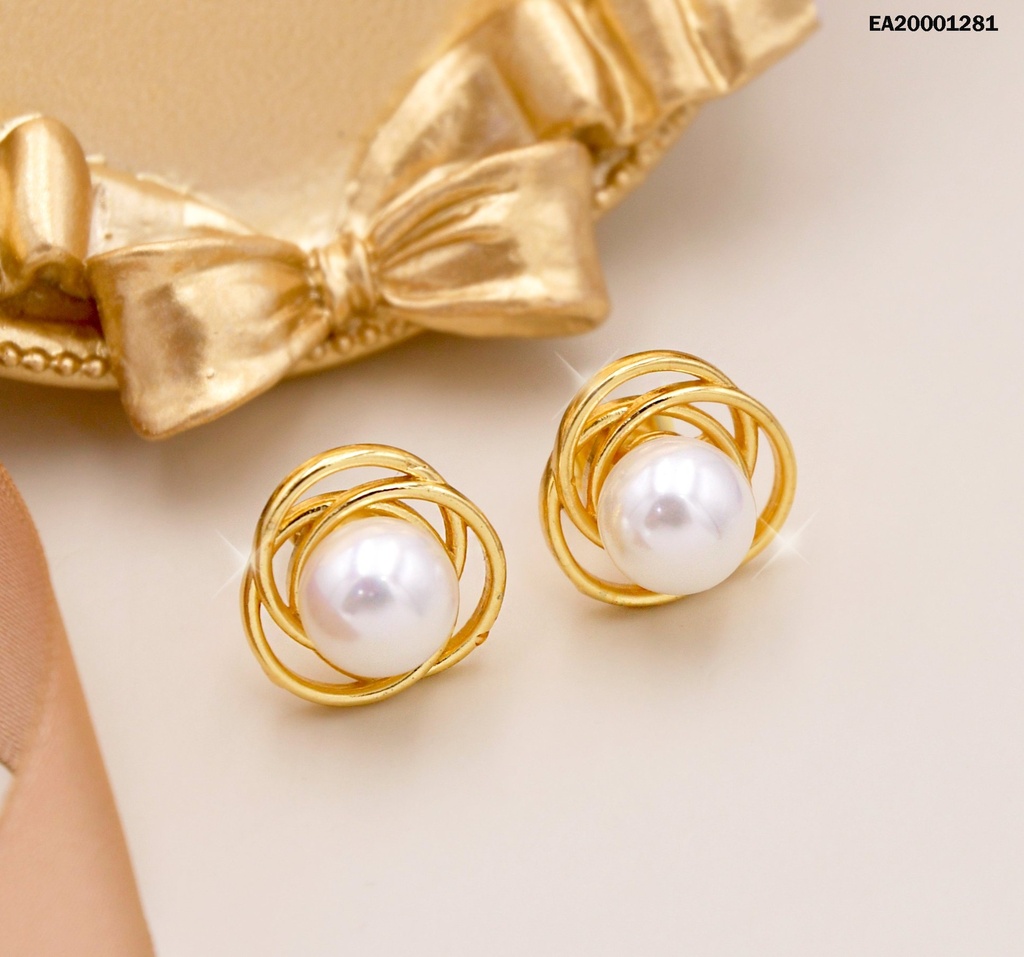 ARETES PERLA CON CÍRCULOS ENTRELAZADOS DE BASE
