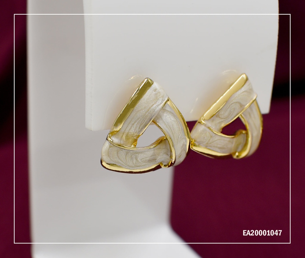 ARETES TRIÁNGULOS BLANCOS ENTRELAZADOS