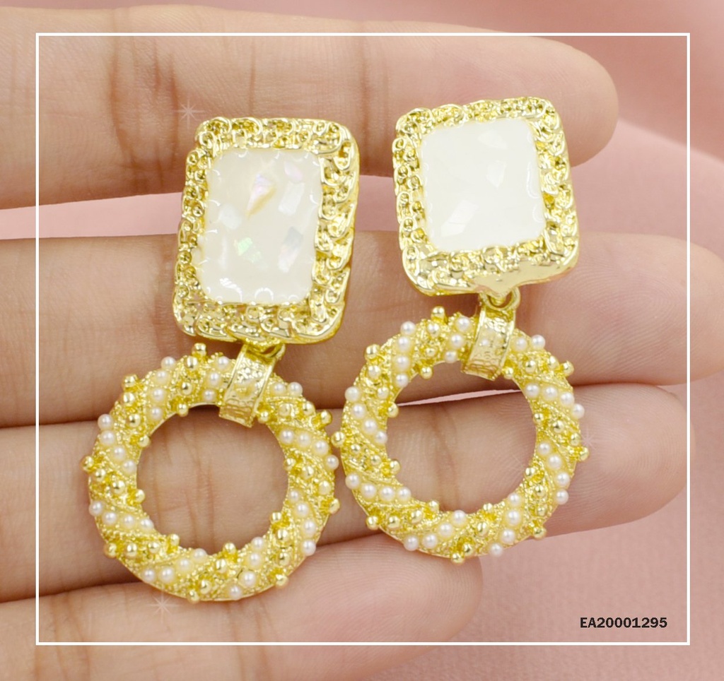 ARETES ⬜ CON CÍRCULO DORADO COLGANTE