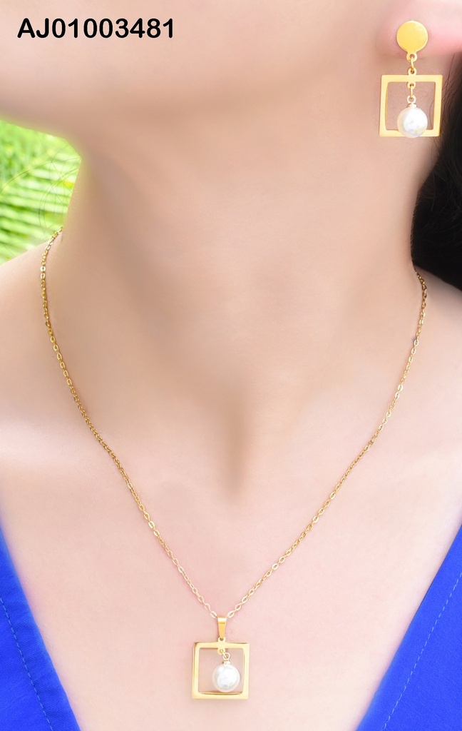 JUEGO ACERO CDN C/ DIJE DE CUADRO Y PERLA PERLA BLANCA AL CENTRO C/ARETES FORMA DE CUADRADO C/ PERLA BLANCA AL CENTRO