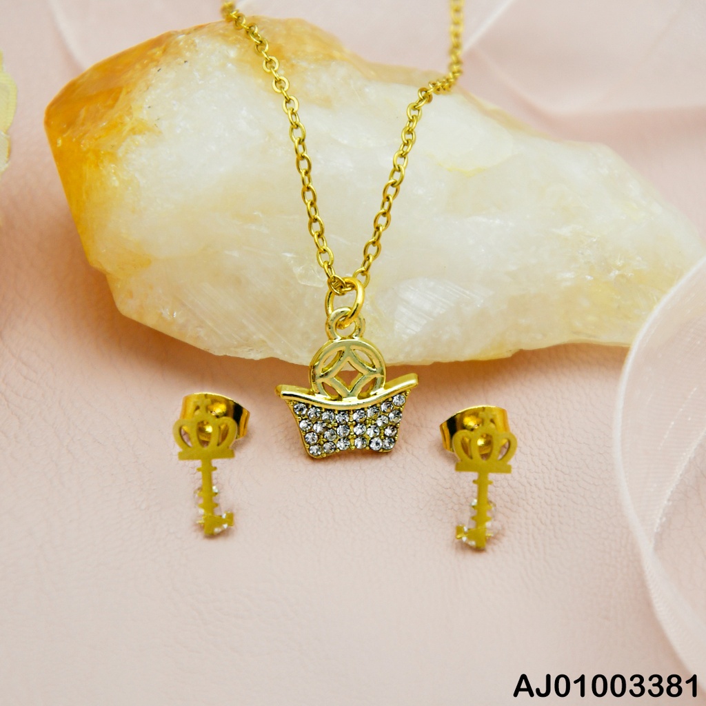 JUEGO DETALLES MINI ARETES LLAVE DIJE CARTERITA ZIRC.