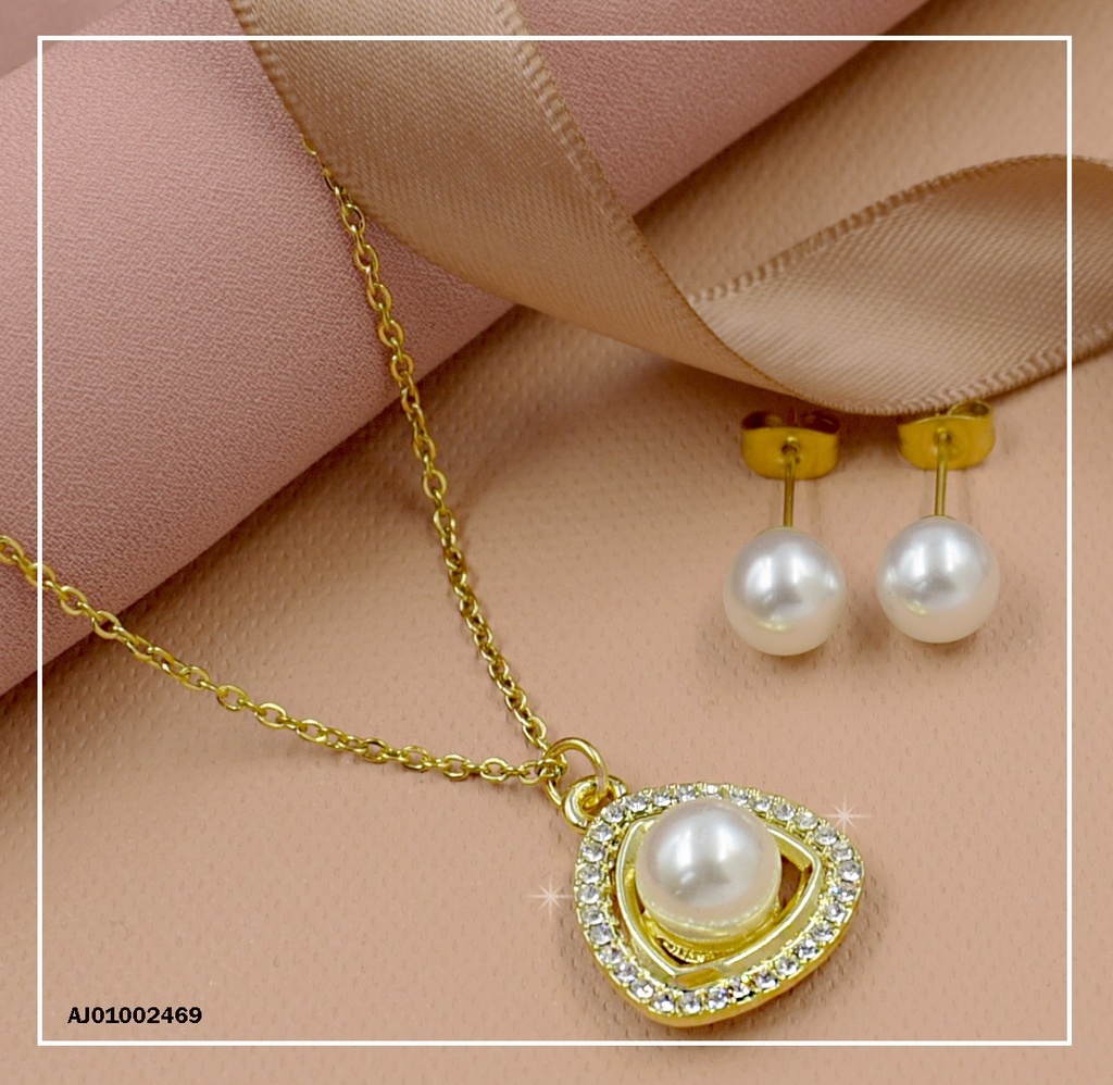 JUEGO DETALLES MINI ARETES PERLA, DIJE TRIÁNGULO PERLA CENTRO