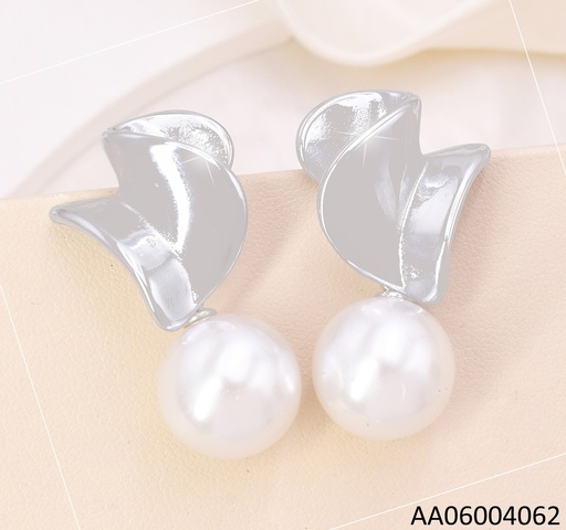 [AA06004062] ARETES PLAT PLIEGES VERTICAL / PERLA COLGANTE EA1261-45