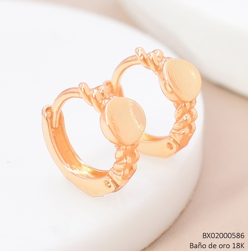 [BX02000586] ARETES HUGGIES BAÑO DE ORO 18K. XUPING TORNEADO PLACA RD.