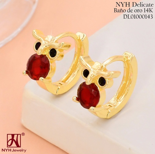 [DL01000143] ARETES HUGGIES BAÑO DE ORO 14K.BUHO ZIRC.ROJA TG2377N (OC.)