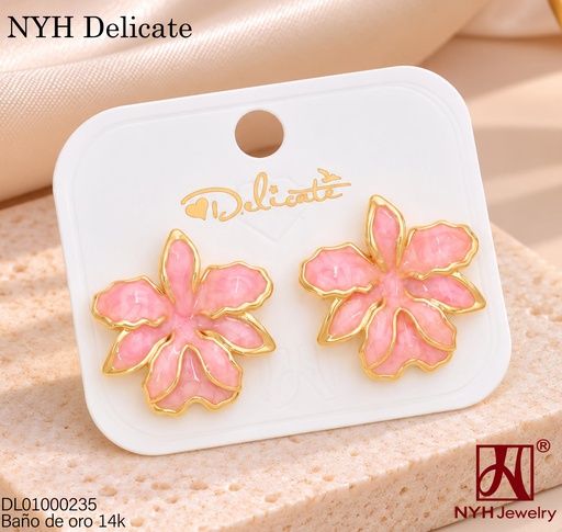 [DL01000235] ARETES BAÑO DE ORO 14K.  FLOR ROSADA ESMALTADA IRREG. YL408C (DEL211026)