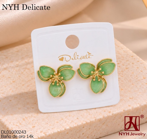 [DL01000243] ARETES BAÑO DE ORO 14K. FLOR PQ. 3 PETALOS VERDES ESMALTADOS YL412A (DEL211026)